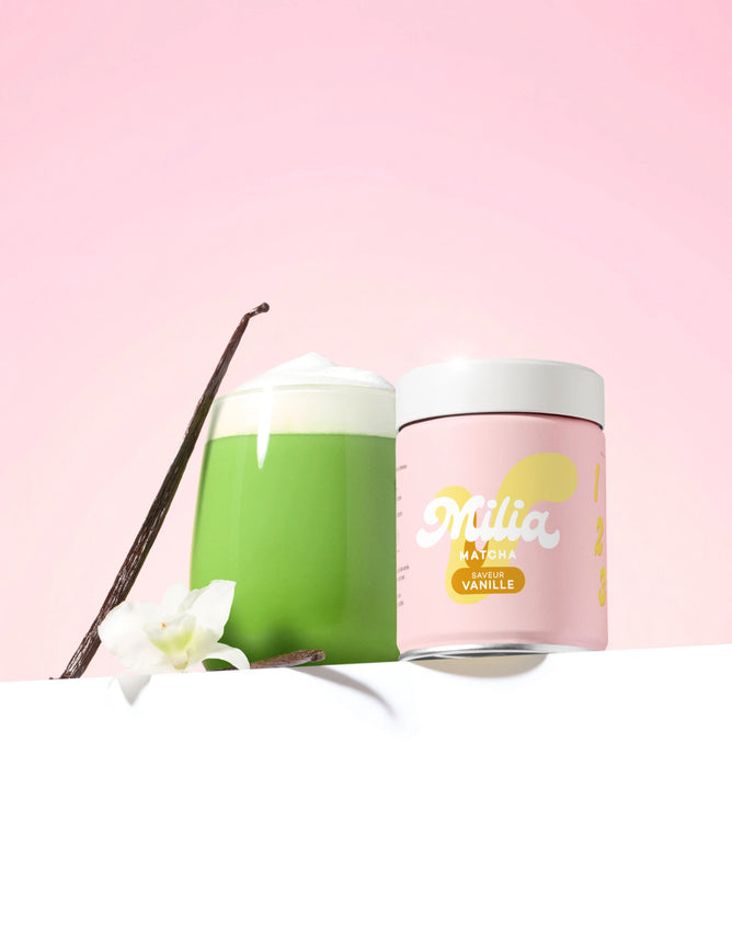 Canette de matcha Milia Matcha saveur vanille avec un latte matcha et une gousse de vanille sur fond rose