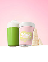 Canette Matcha Milia Matcha arôme chocolat blanc et tasse de matcha latte sur fond rose