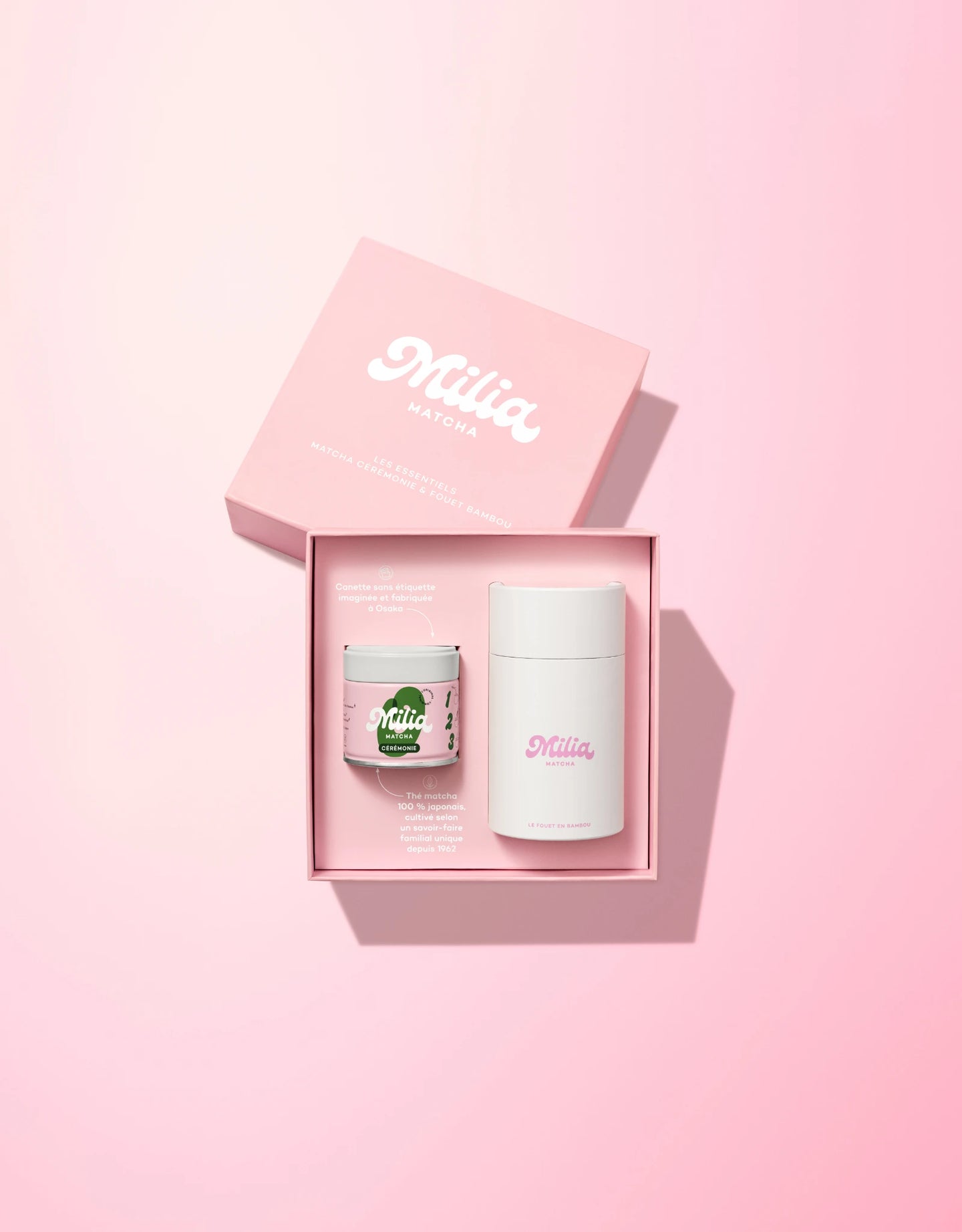 Coffret boîte matcha cérémonie okumidori et fouet en bambou Milia Matcha sur fond rose