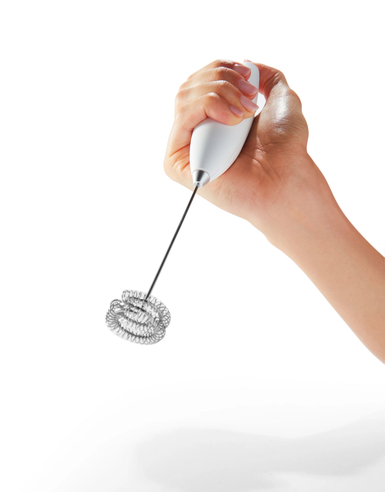 Main tenant un fouet électrique à lait Milia Matcha sur fond blanc