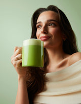 Fondatrice de Milia Matcha Andie Ella tenant une tasse de matcha latte