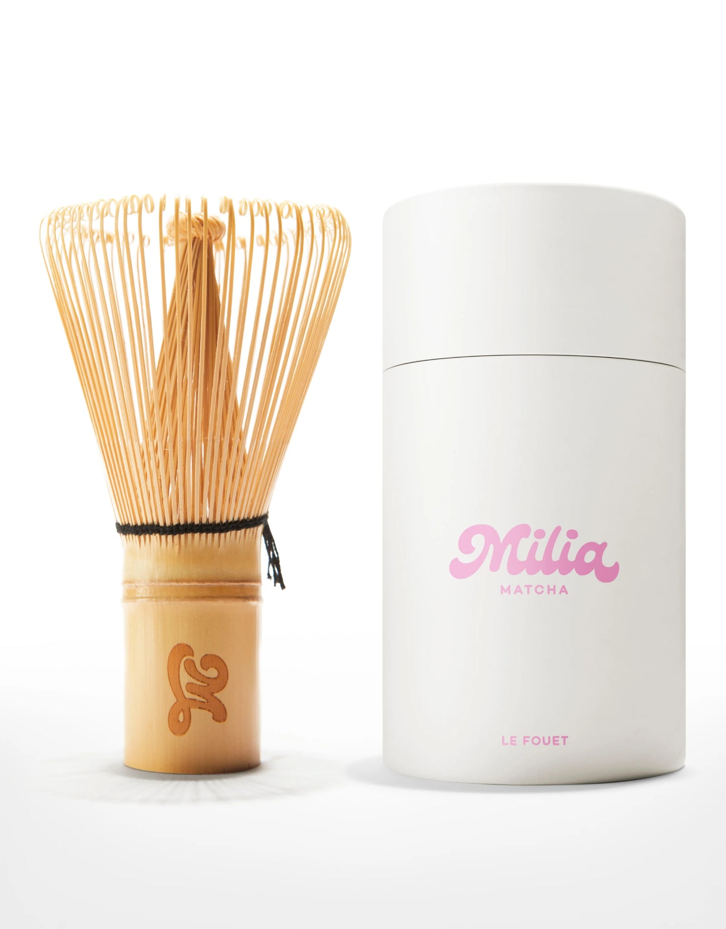 Fouet en bambou chasen Milia Matcha et sa boîte sur fond blanc