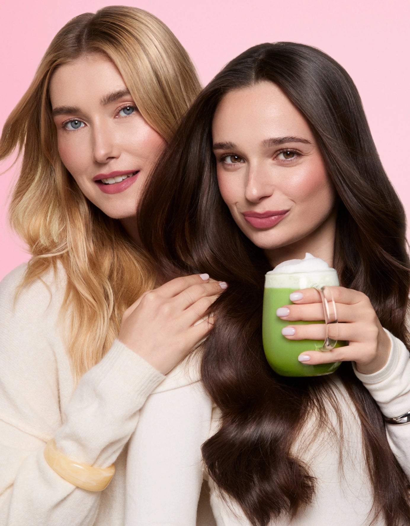 Mannequin und Andie Ella: Matcha-Latte-Tasse