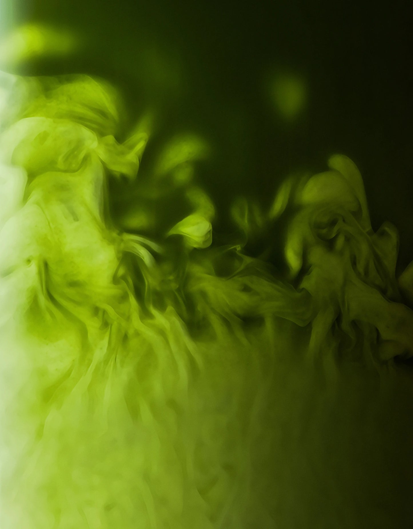 Zoom sur matcha latte qui se mélange