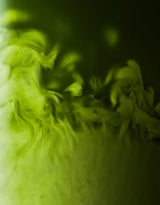 Zoom sur matcha latte qui se mélange